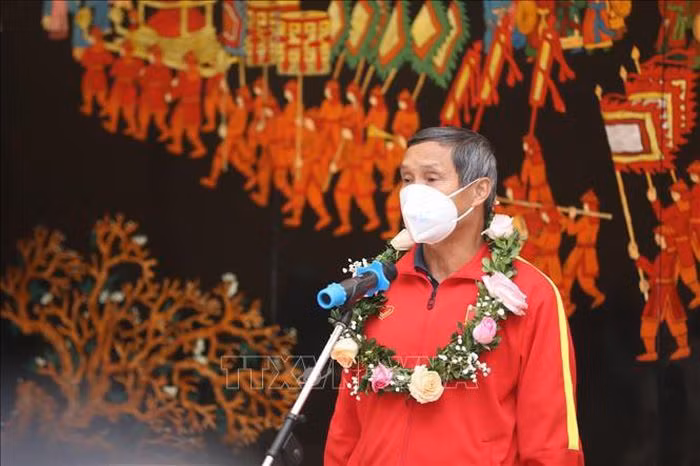 Huấn luyện viên trưởng Đội tuyển bóng đá nữ Việt Nam Mai Đức Chung phát biểu tại lễ đón.