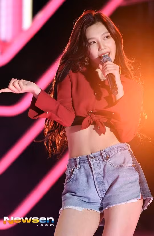 6. Joy của Red Velvet: Lần đầu tiên gây sốc cho người hâm mộ với cơ bắp săn chắc của cô ấy trong buổi biểu diễn "Peek-A-Boo" vào năm 2018, và cô ấy cũng tiết lộ rằng mình đã rèn luyện cơ thể bằng cách đi tập thể dục thường xuyên!