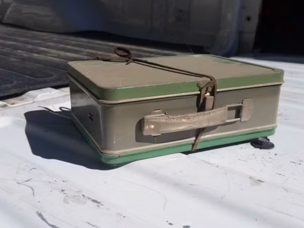 Đang sửa nhà, cặp vợ chồng vô tình tìm thấy chiếc va li chứa hàng tỷ đồng ảnh 1