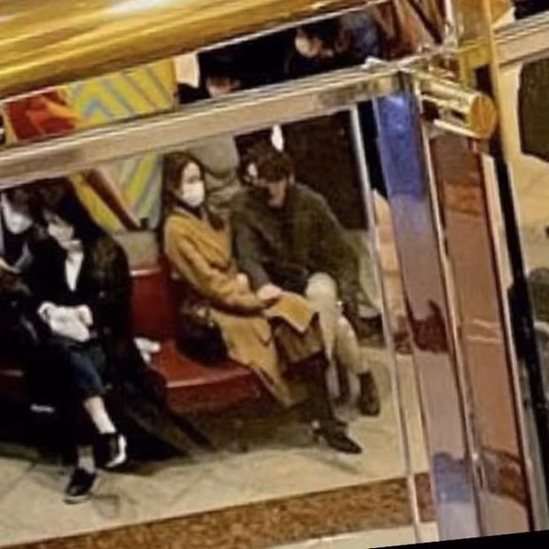 Hyun Bin và Son Ye Jin tình tứ bên nhau, nắm tay và nhìn nhau đắm đuối. Đây được xem là lần hiếm hoi cặp đôi này xuất hiện cùng nhau sau khi chính thức công khai chuyện tình cảm.