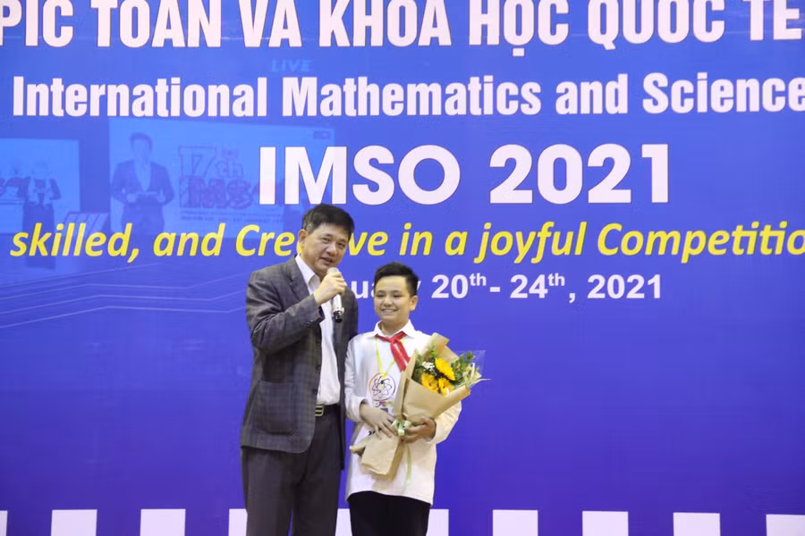 Ông Phạm Xuân Tiến, Phó Giám đốc Sở GD&amp;ĐT Hà Nội và Nguyễn Tùng Lâm - học sinh Trường THCS Giảng Võ - thí sinh giành điểm cao nhất bài thi Khám phá của môn Toán học trong Kỳ thi.