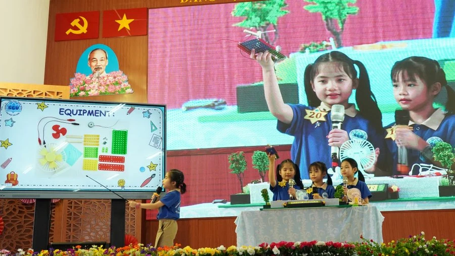 Học sinh hào hứng tham gia vòng chung kết cuộc thi thuyết trình bằng tiếng Anh về Khoa học “I Want To Be A Scientist!”.