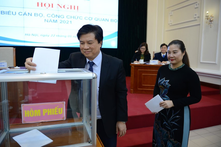 Lãnh đạo Bộ GD&ĐT và các đại biểu bỏ phiếu bầu Ban Thanh tra nhân dân nhiệm kỳ 2021-2022. Lãnh đạo Bộ GD&ĐT và các đại biểu bỏ phiếu bầu Ban Thanh tra nhân dân nhiệm kỳ 2021-2022.