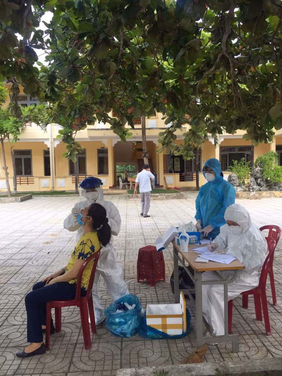 Quảng Ngãi tổ chức xét nghiệm sàng lọc Covid - 19 cho toàn bộ thí sinh và lực lượng làm thi trước ngày tham dự kỳ thi tốt nghiệp THPT đợt 2 năm 2021