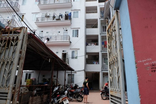 Hà Nội: Đục tường cứu bà lão rơi từ tầng 5 xuống khe nhà - Ảnh 1 Hà Nội: Đục tường cứu bà lão rơi từ tầng 5 xuống khe nhà - Ảnh 1