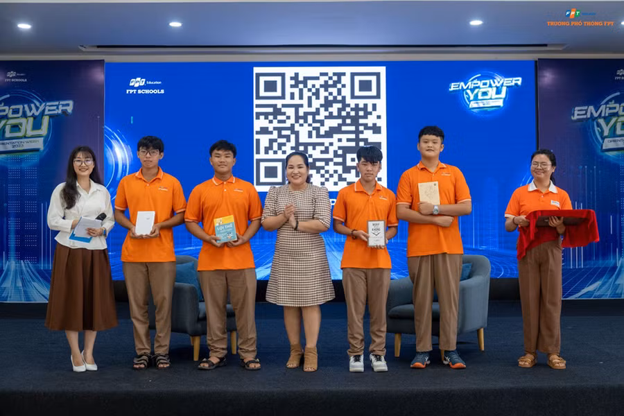 Tiến sĩ tâm lý Tô Nhi A trao quà cho các em học sinh.