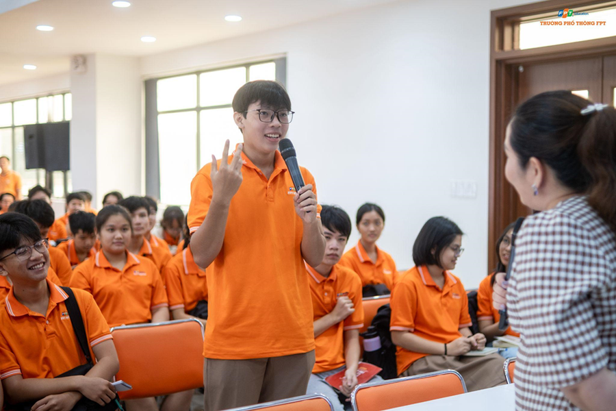 Học sinh phấn khởi tương tác tích cực cùng diễn giả.