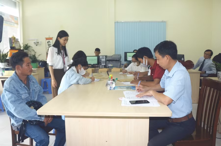 Thí sinh làm thủ tục nhập học tại Trường ĐH Cửu Long.