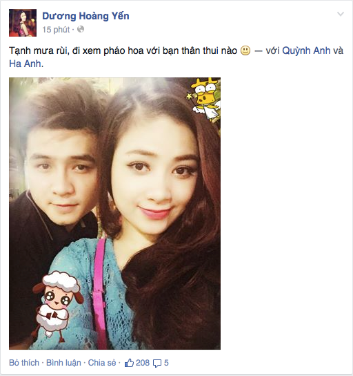 Nữ ca sĩ Dương Hoàng Yến cũng đi xem pháo hoa cùng với bạn trai Hà Anh. Trước đó, trời Hà Nội có mưa, tuy nhiên, điều này không làm ảnh hưởng tới tinh thần háo hức của các nghệ sĩ. May mắn, đến cận giờ bắn pháo hoa, thời tiết đã tạnh ráo. Sao Việt háo hức xem pháo hoa mừng 30/4