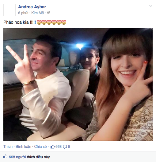 An Tây không giấu được sự phấn khích khi đi xem pháo hoa cùng bố và em trai. Sao Việt háo hức xem pháo hoa mừng 30/4