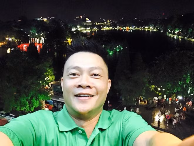 Năm nay, vì bận rộn với công việc tại nhà đài, Quang Minh không hộ tống bà xã và các con đi du lịch. Vì thế, người dẫn chương trình Chúng tôi là chiến sĩ đã rủ người hâm mộ cùng đi xem pháo hoa và chụp ảnh tại Hồ Gươm. Tuy nhiên, vì điều kiện thời tiết và góc máy, BTV chưa thực sự hài lòng khi không săn được những bức ảnh pháo hoa đắt giá. Sao Việt háo hức xem pháo hoa mừng 30/4