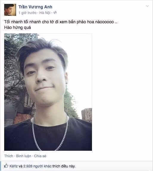 Từ 18h, Vương Anh Ole - diễn viên của series Những phóng viên vui nhộn, Bộ tứ 10A8 - đã háo hức mong tới giờ bắn pháo hoa Sao Việt háo hức xem pháo hoa mừng 30/4