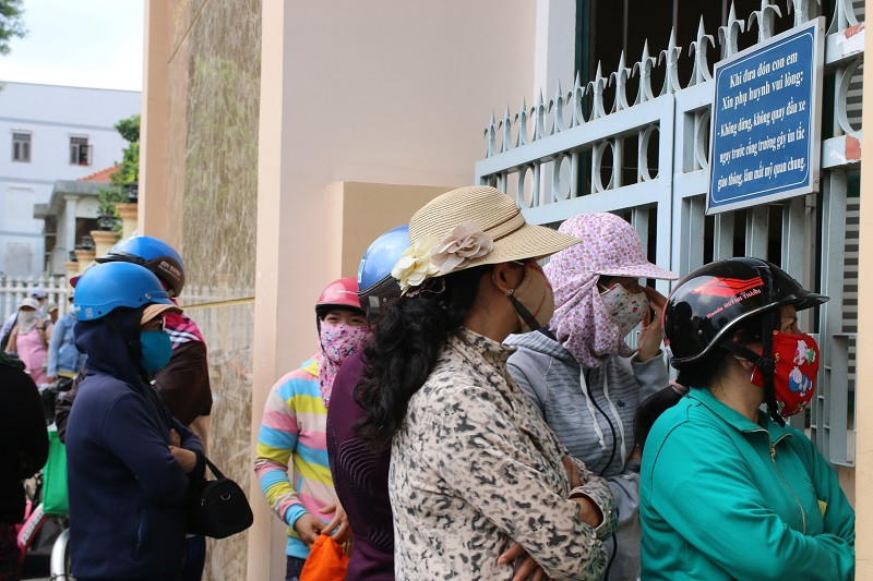 Phụ huynh theo dõi con ngoài trường thi Phụ huynh theo dõi con ngoài trường thi