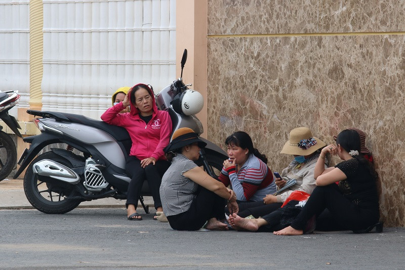 Phụ huynh bên ngoài cũng hồi hộp chờ con thi Phụ huynh bên ngoài cũng hồi hộp chờ con thi