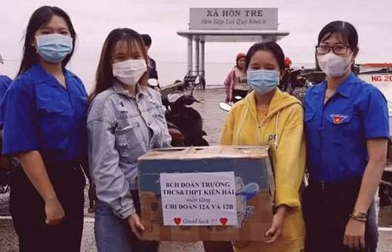 Thí sinh huyện đảo Kiên Hải (Kiên Giang) nhận quà từ thầy cô trước khi vào đất liền dự thi tốt nghiệp THPT năm 2021.