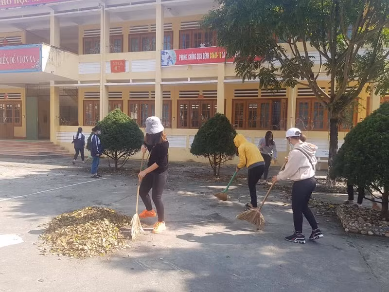 GV Trường THPT số 1 Bắc Hà (Lào Cai) dọn dẹp, khử khuẩn đón HS trở lại trường. Ảnh: NTCC