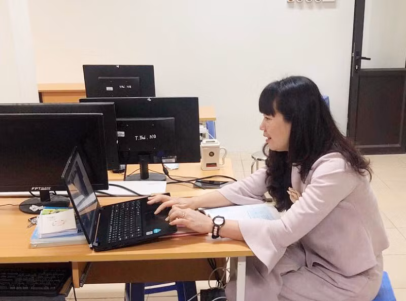 GV Trường Tiểu học Trần Phú (Sơn Tây – Hà Nội) dạy học trực tuyến khi HS nghỉ học phòng, chống dịch Covid-19. Ảnh: NTCC