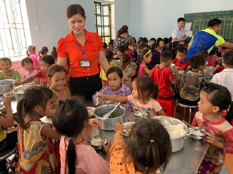 Trường PTDTBT TH Lùng Tám (Quản Bạ - Hà Giang) chu đáo bữa ăn bán trú khi HS trở lại trường lớp. Ảnh: Đức Trí