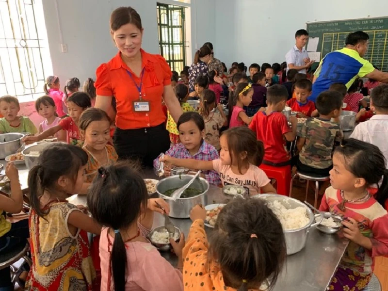 Trường PTDTBT TH Lùng Tám (Quản Bạ - Hà Giang) chu đáo bữa ăn bán trú khi HS trở lại trường lớp. Ảnh: Đức Trí