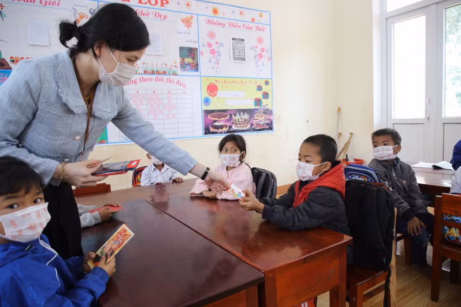 Học sinh trường TH&THCS A Xing hào hứng nhận phong bao lì xì từ giáo viên ngày đầu năm mới.