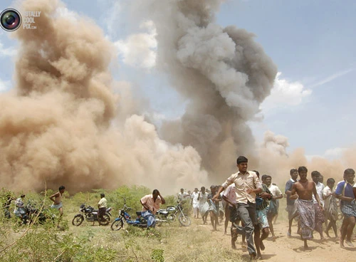 Hiện trường vụ cháy nổ nhà máy pháo hoa ở bang Tamil Nadu năm 2012 - Ảnh: Reuters