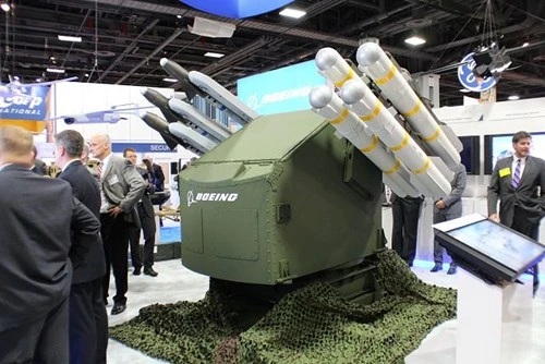 Mô hình tổ hợp tên lửa đa năng Avenger tại triển lãm quốc phòng AUSA 2014.