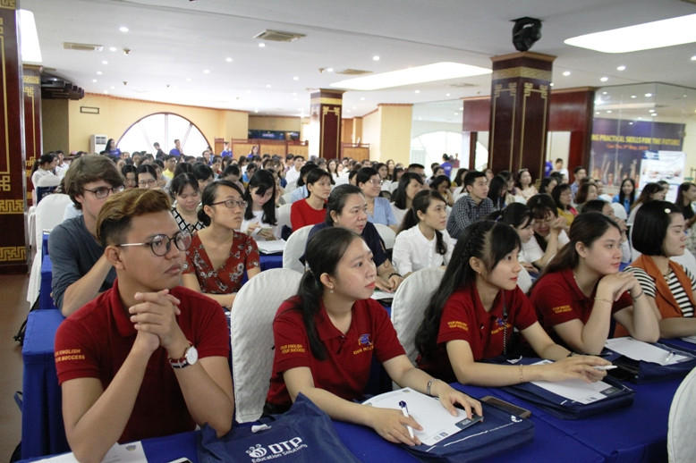 Đông đảo đơn vị quản lý giáo dục, chuyên gia, giáo viên trong và ngoài nước tham dự hội thảo.