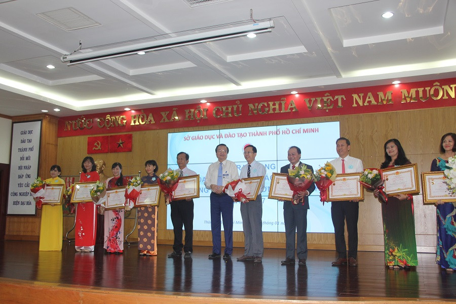 Các Nhà giáo ưu tú chụp ảnh lưu niệm