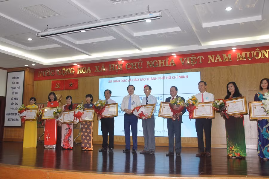 Các Nhà giáo ưu tú chụp ảnh lưu niệm