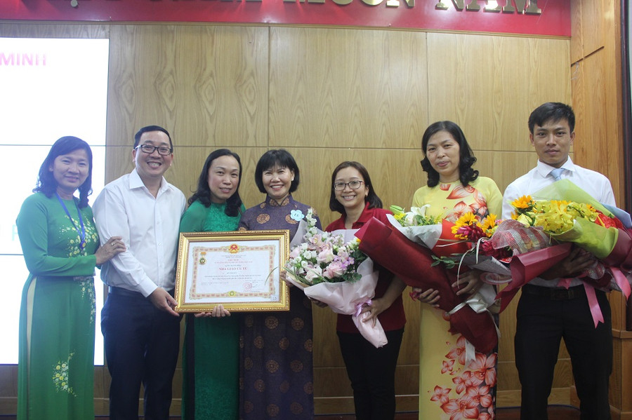 Lãnh đạo Phòng GD&ĐT quận Tân Phú cùng các đồng nghiệp chia vui cùng Nhà giáo ưu tú Đỗ Thị Sửu (đứng giữa)