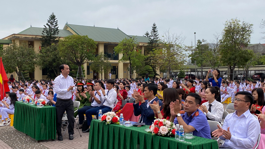 Học sinh, cán bộ giáo viên Trường THCS Lê Văn Thiêm và đại diện các ban ngành tham gia “phiên tòa giả định” ngày 20/3/2023. Học sinh, cán bộ giáo viên Trường THCS Lê Văn Thiêm và đại diện các ban ngành tham gia “phiên tòa giả định” ngày 20/3/2023.