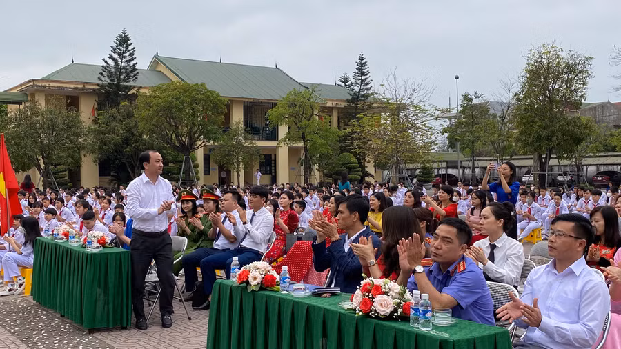 Học sinh, cán bộ giáo viên Trường THCS Lê Văn Thiêm và đại diện các ban ngành tham gia “phiên tòa giả định” ngày 20/3/2023.