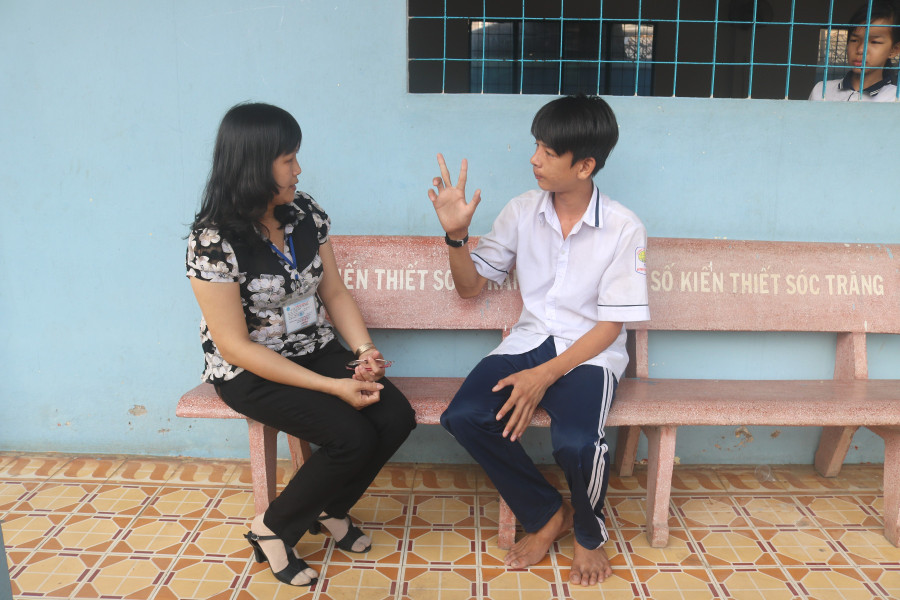 Cô trò Trường Nuôi dạy trẻ khuyết tật tỉnh Sóc Trăng giao tiếp bằng ngôn ngữ ký hiệu. Ảnh: CTV