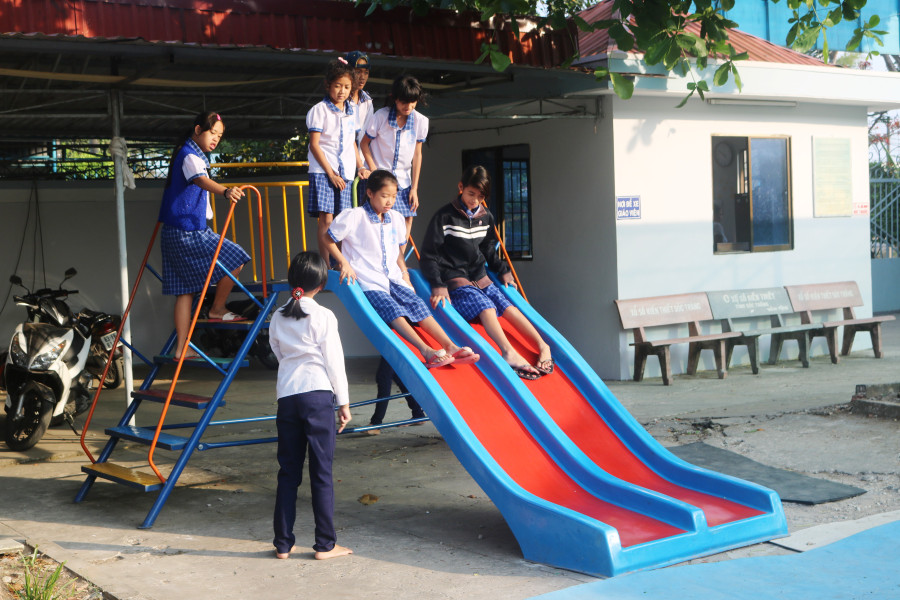 Trẻ vui chơi trong khuôn viên Trường Nuôi dạy trẻ khuyết tật Sóc Trăng. Ảnh: CTV