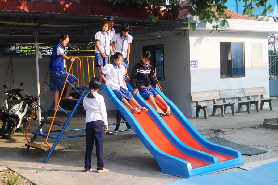 Trẻ vui chơi trong khuôn viên Trường Nuôi dạy trẻ khuyết tật Sóc Trăng. Ảnh: CTV