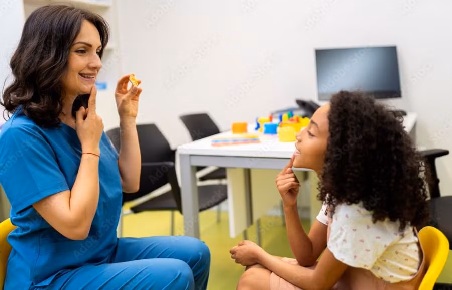 Cha mẹ và người chăm sóc đóng vai trò quan trọng trong việc bồi dưỡng sức khỏe tinh thần cho trẻ. Ảnh minh họa.