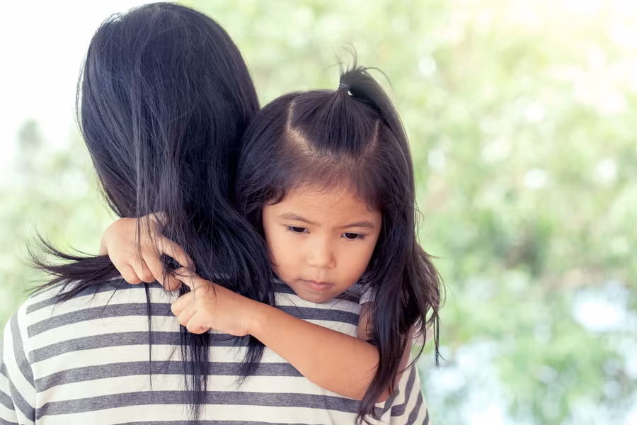 Nói chuyện một cách nhất quán sẽ khiến cha mẹ có thể giúp con giải quyết vấn đề trong những tình huống khó khăn. Ảnh minh họa.