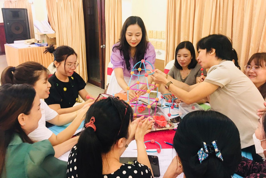 Giáo viên mầm non cốt cán trong một khóa tập huấn do Cục Nhà giáo và Cán bộ quản lý giáo dục tổ chức. Ảnh: TG Giáo viên mầm non cốt cán trong một khóa tập huấn do Cục Nhà giáo và Cán bộ quản lý giáo dục tổ chức. Ảnh: TG