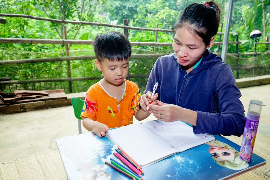 Hoạt động trong gia đình, thái độ quan tâm hợp lý và kế hoạch làm việc cụ thể tại gia đình sẽ giúp trẻ có những tiến bộ cần thiết. Ảnh minh họa: INT