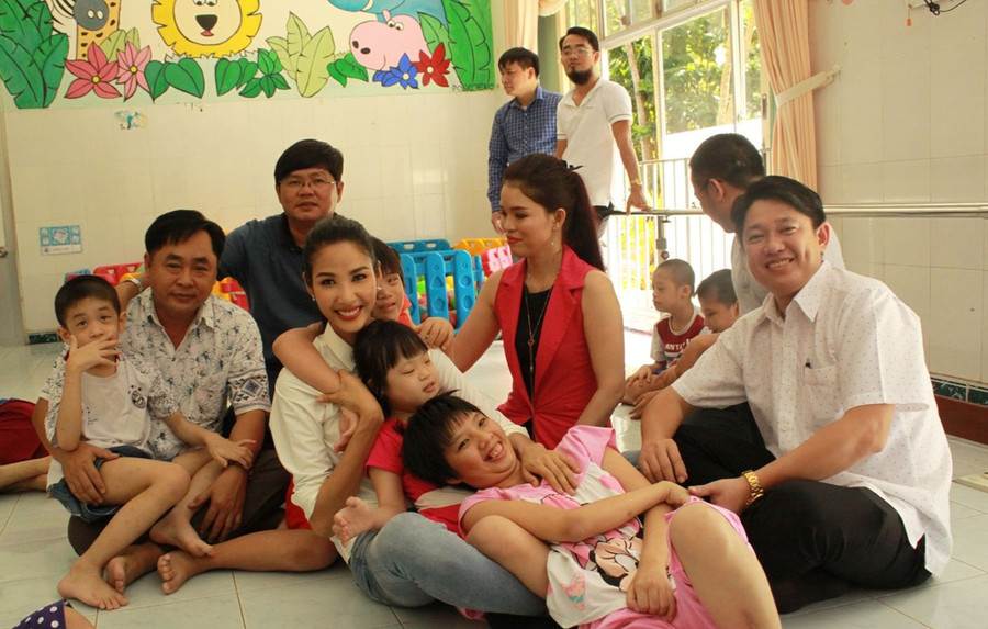 Á hậu Hoàn vũ Việt Nam 2017 Hoàng Thùy đến thăm Cơ sở nuôi dạy trẻ khuyết tật Thiên Phước, huyện Củ Chi (TPHCM). Ảnh: INT