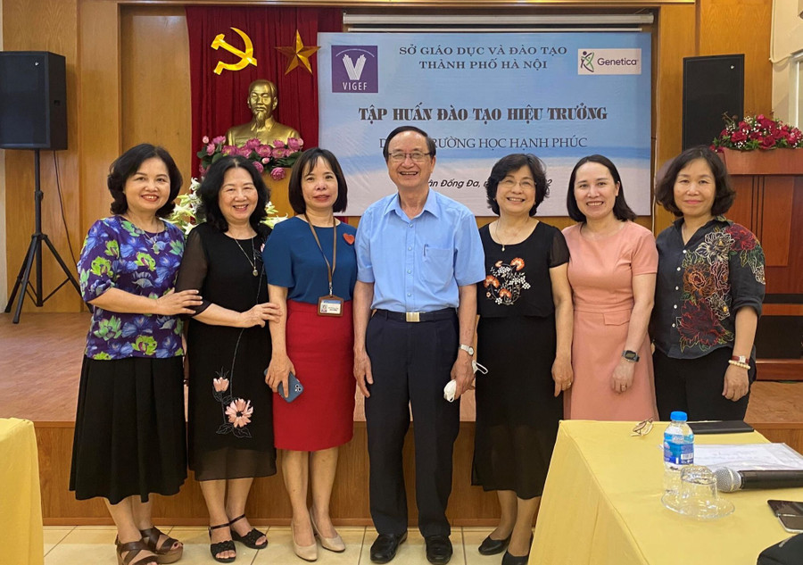 Ông Đặng Tự Ân và các chuyên gia, hiệu trưởng tại hội thảo tập huấn về Trường học hạnh phúc. Ông Đặng Tự Ân và các chuyên gia, hiệu trưởng tại hội thảo tập huấn về Trường học hạnh phúc.