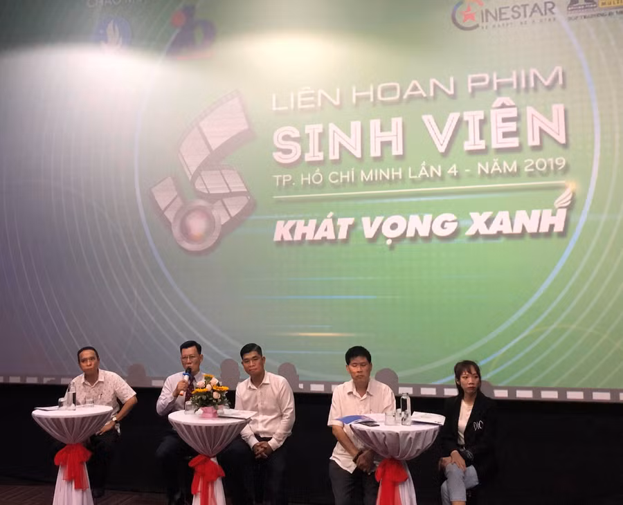 Các đại biểu tham gia buổi phát động trao đổi, giải đáp một số câu hỏi của sinh viên liên quan đến cuộc thi năm nay