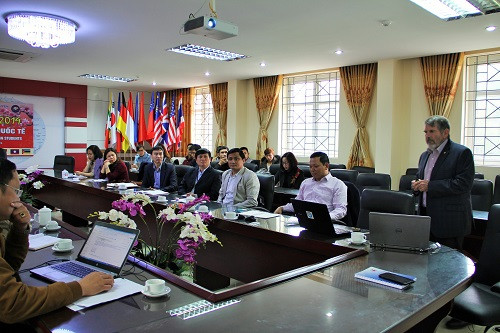 Chuyên gia Colin Melvin chia sẻ kinh nghiệm về lĩnh vực nghiên cứu khoa học tại Trường ĐH Công nghệ Queensland tại Hội thảo