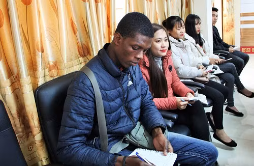 Sinh viên trong nước và quốc tế đang theo học tại Trường ĐH Nông Lâm (ĐH Thái Nguyên) dự Hội thảo