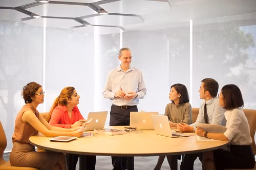 Bạn học MBA có thể là đối tác hoặc “sếp” của bạn trong tương lai