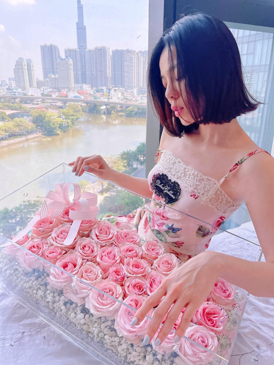 Nam người mẫu Lâm Bảo Châu gửi tặng ca sĩ Lệ Quyên hộp hoa hồng lãng mạn, cầu kỳ. Trước đó, nam người mẫu dành tặng giọng ca &quot;Như giấc chiêm bao&quot; bộ trang sức vô cùng đắt giá.