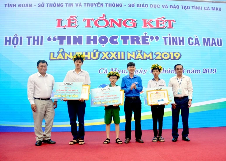 Ban tổ chức trao giải cho 3 thí sinh đạt thành tích cao nhất tại hội thi