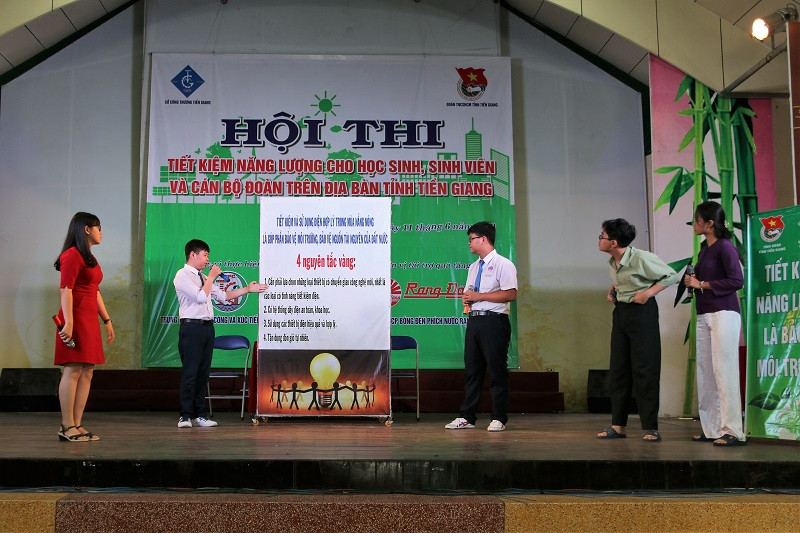 Các em học sinh trong phần thi tuyên truyền tiết kiệm năng lượng.