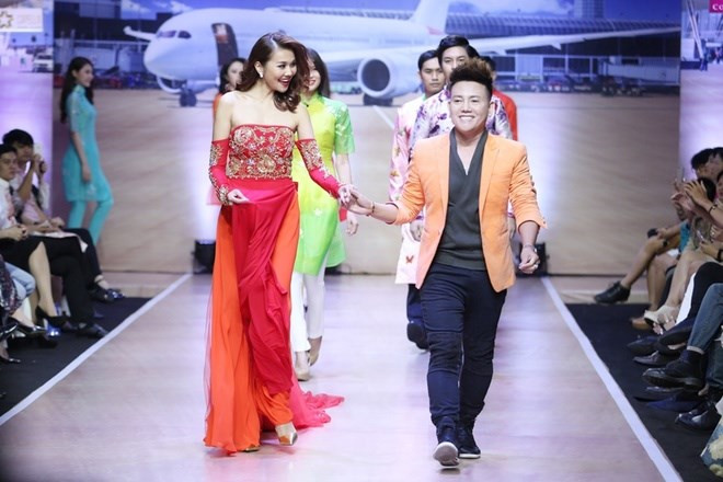 thanh hằng khoe vai trần với áo dài cách điệu hình 6 thanh hang khoe vai tran voi ao dai cach dieu hinh 6