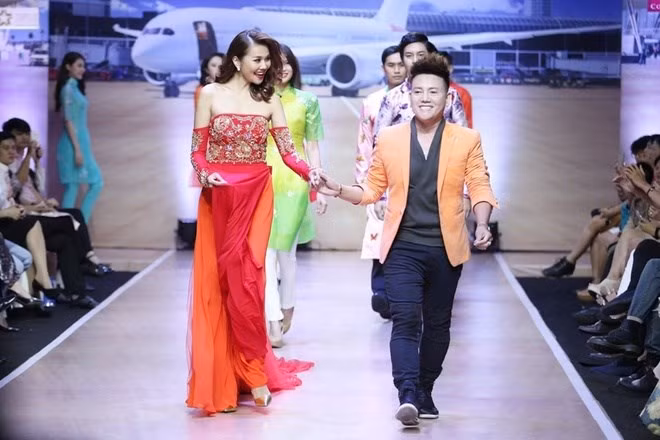 thanh hang khoe vai tran voi ao dai cach dieu hinh 6